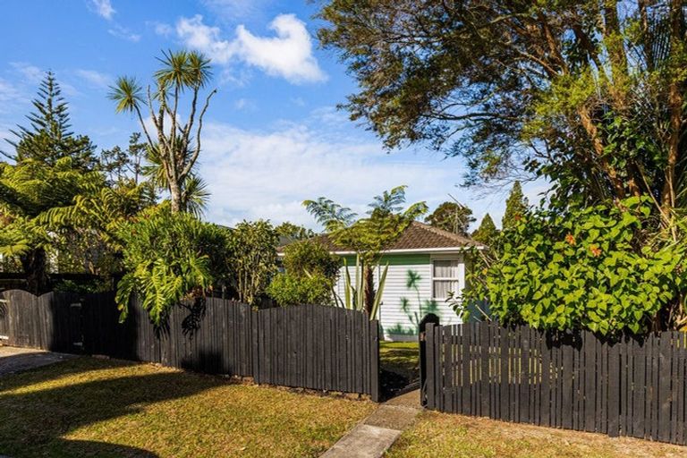 Photo of property in 18 Paewai Road, Glen Eden, Auckland, 0602