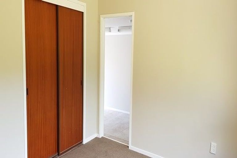 Photo of property in 2/4202a Great North Road, Glendene, Auckland, 0602