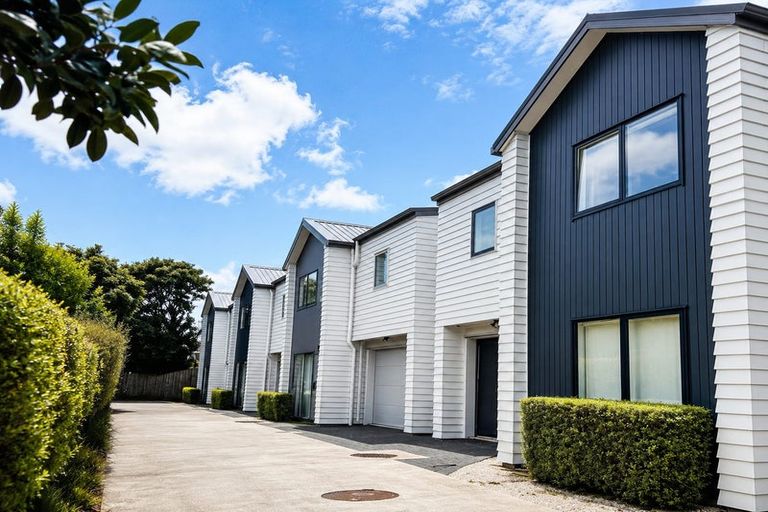Photo of property in 47d Gossamer Drive, Pakuranga Heights, Auckland, 2010