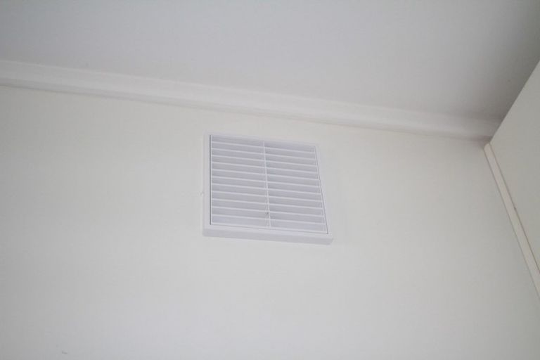 Photo of property in 2/26 Unsworth Drive, Unsworth Heights, Auckland, 0632