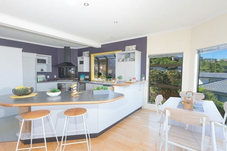 Photo of property in 42 Dress Circle, Newlands, Wellington, 6037