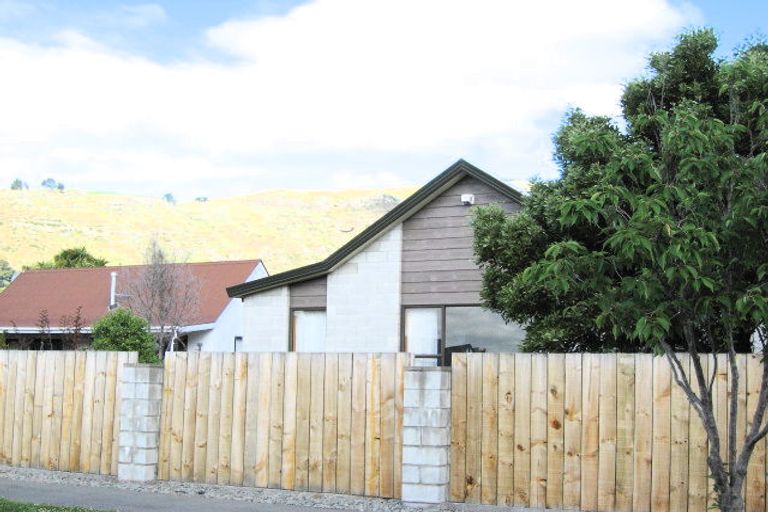 Photo of property in 2/8 Stedley Place, Heathcote Valley, Christchurch, 8022