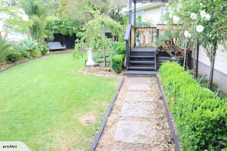 Photo of property in 2 Taupo Street, Green Bay, Auckland, 0604