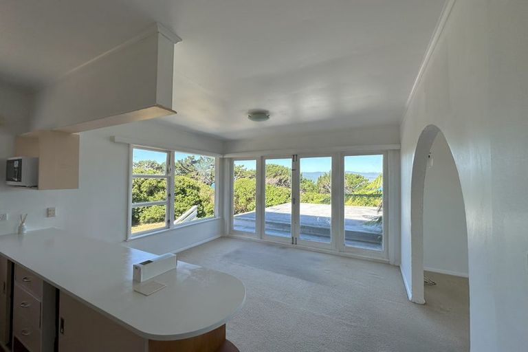 Photo of property in 202 Nevay Road, Karaka Bays, Wellington, 6022