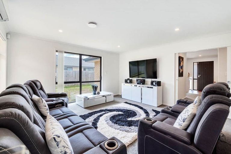 Photo of property in 13 Dumas Place, Rosehill, Papakura, 2113