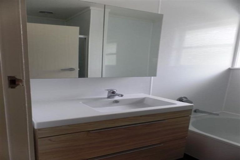 Photo of property in 24 Crystal Avenue, Glendene, Auckland, 0602