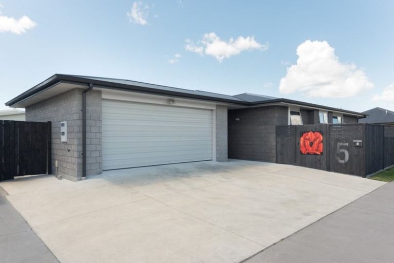 Photo of property in 5 Coutts Street, Papamoa Beach, Papamoa, 3118