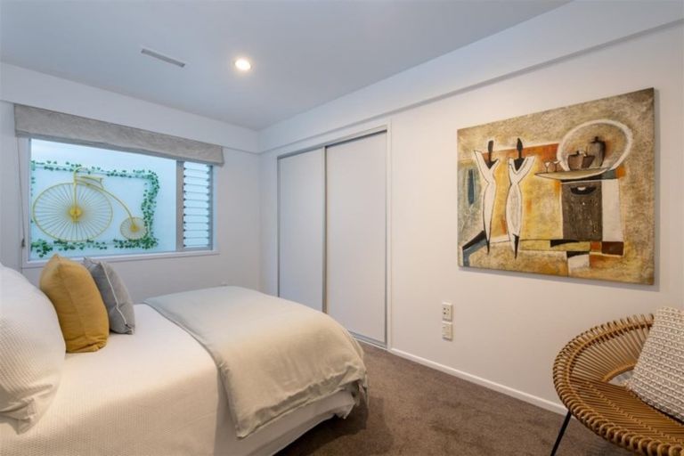 Photo of property in 35 Aotearoa Terrace, Murrays Bay, Auckland, 0630