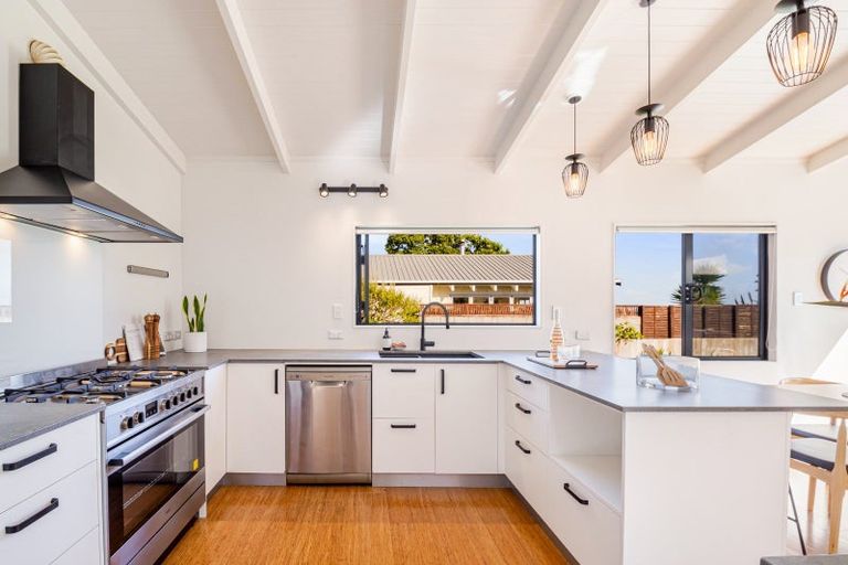 Photo of property in 10 Edwin Mitchelson Road, Muriwai, Waimauku, 0881