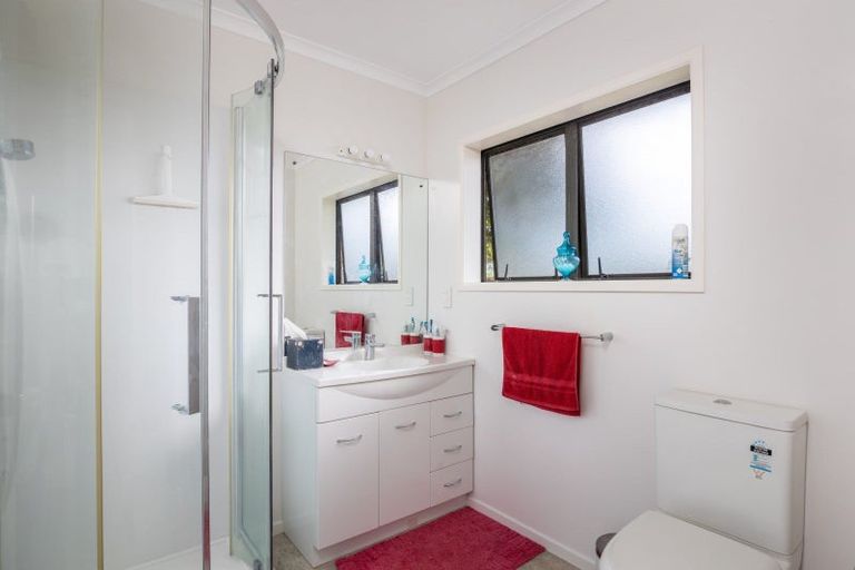 Photo of property in 16 Kinross Drive, Merrilands, New Plymouth, 4312