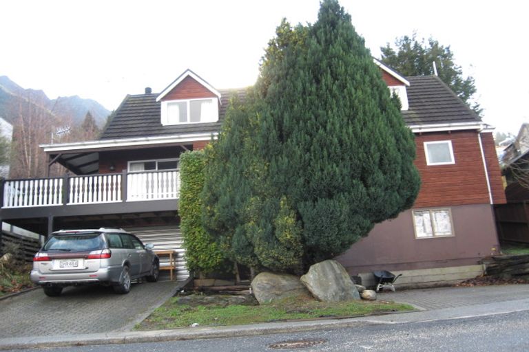 Photo of property in 1 Cameron Place, Fernhill, Queenstown, 9300