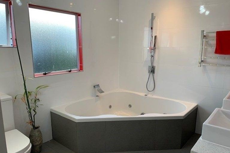 Photo of property in 8 Caribbean Drive, Unsworth Heights, Auckland, 0632