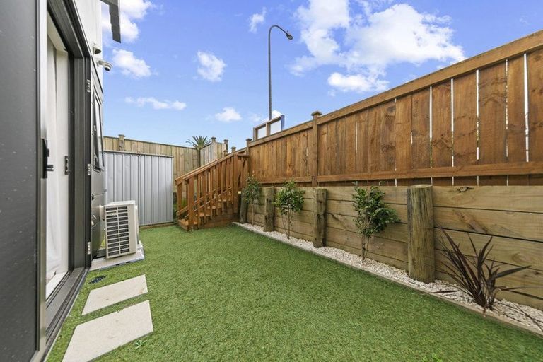 Photo of property in 7/27 Carole Crescent, Pakuranga, Auckland, 2010