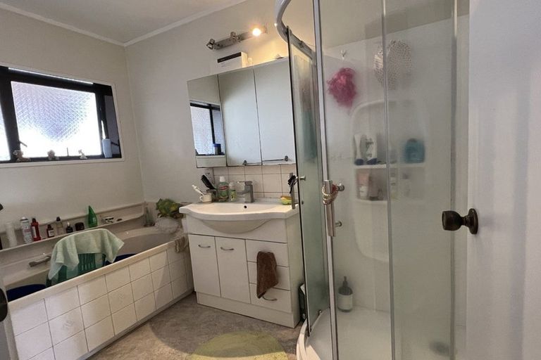 Photo of property in 3 Booralee Avenue, Botany Downs, Auckland, 2010