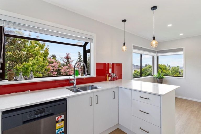 Photo of property in 2/30 Redoubt Road, Goodwood Heights, Auckland, 2105