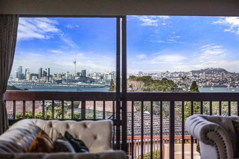 Photo of property in 35 Chatswood Grove, Chatswood, Auckland, 0626