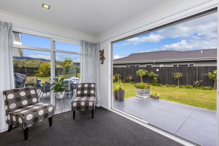 Photo of property in 4 Citrine Grove, Timberlea, Upper Hutt, 5018