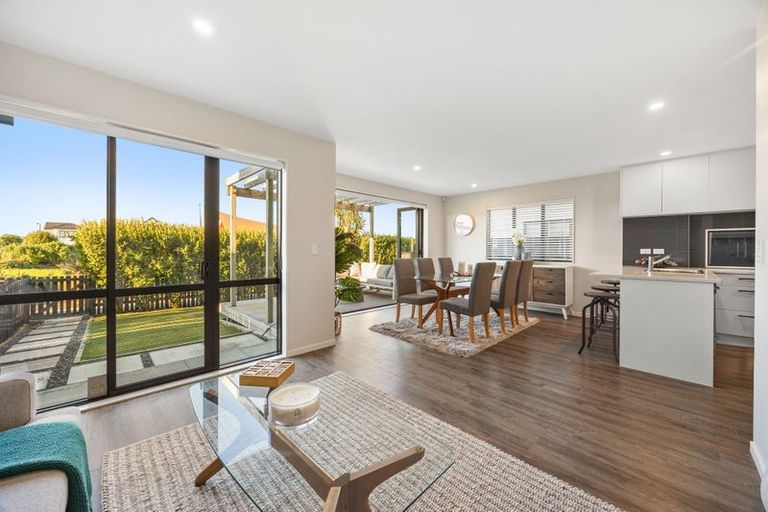 Photo of property in 21 Irving Place, Hobsonville, Auckland, 0616