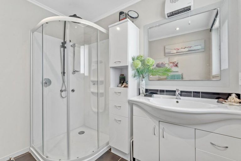 Photo of property in 12 Quo Vadis Place, Red Beach, 0932