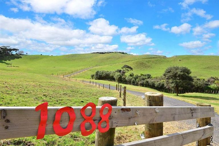 Photo of property in 1088 South Head Road, South Head, Helensville, 0874