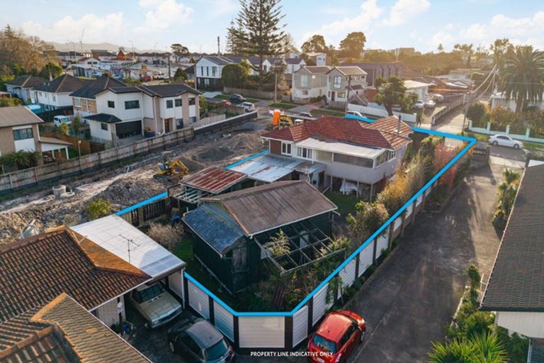 Photo of property in 11 Roberts Road, Te Atatu South, Auckland, 0610