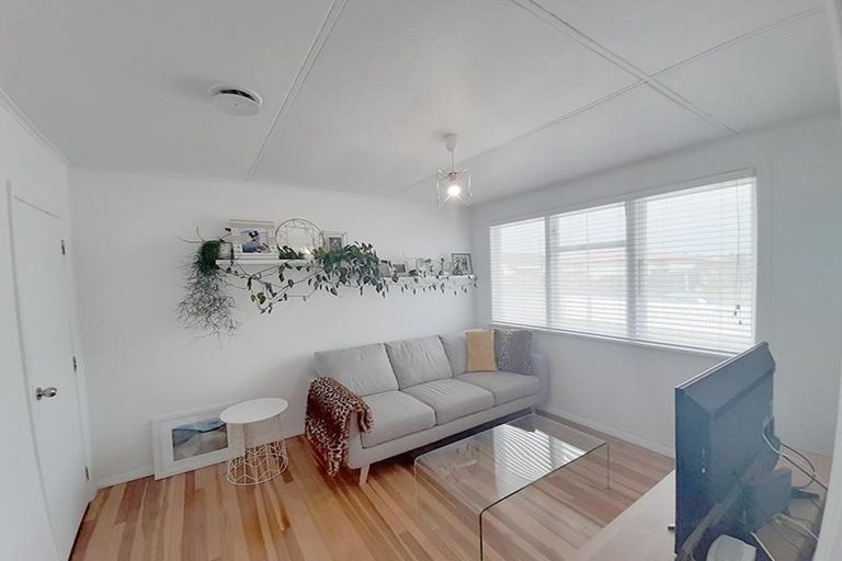 Photo of property in 11 Windrush Close, Mangere, Auckland, 2022