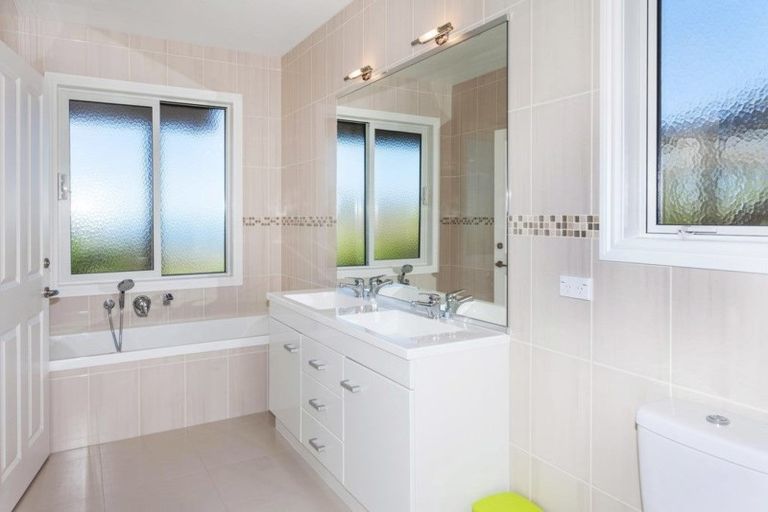 Photo of property in 102 Centennial Drive, Whitianga, 3510