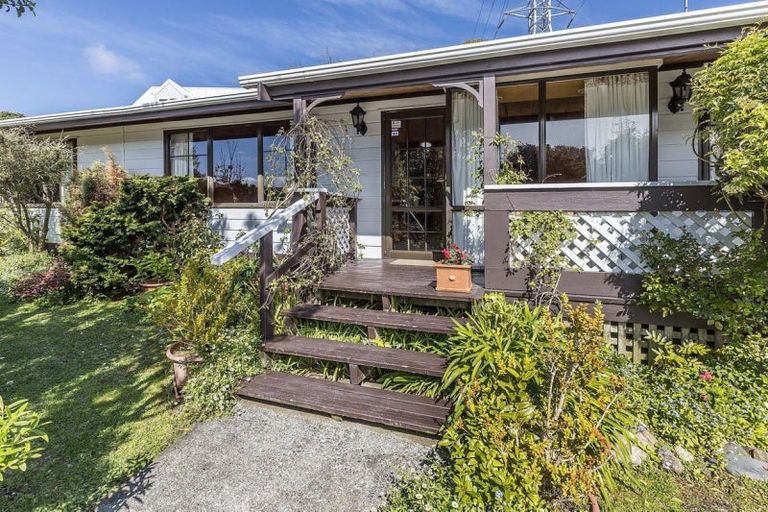 Photo of property in 28 John Witton Drive, Crofton Downs, Wellington, 6035