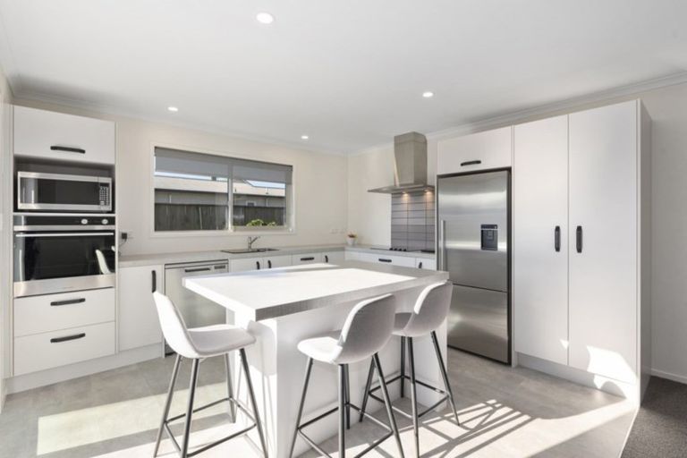 Photo of property in 2 Queenwood Road, Levin, 5510