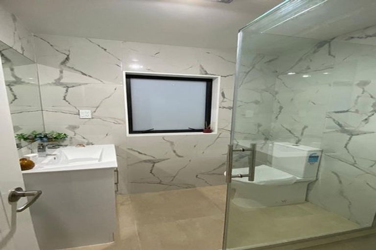 Photo of property in 4223c Great North Road, Glendene, Auckland, 0602