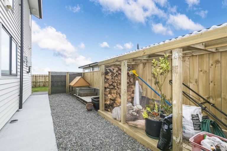 Photo of property in 9b Epic Way, Newlands, Wellington, 6037