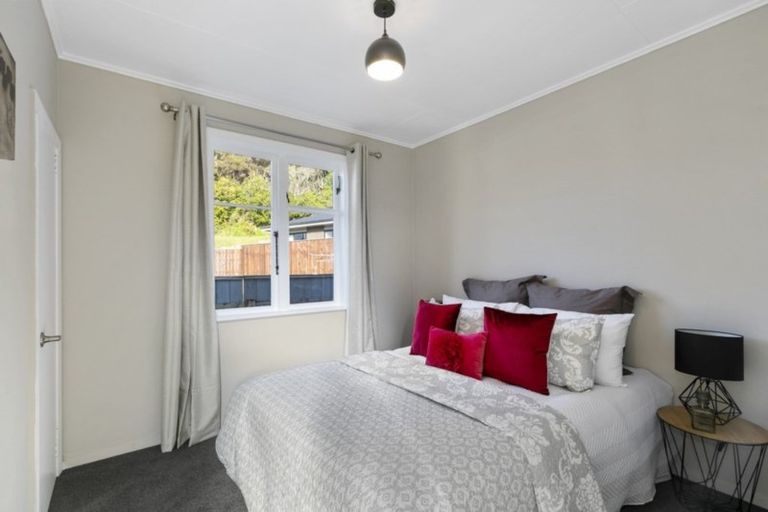 Photo of property in 121 Wellington Road, Wainuiomata, Lower Hutt, 5014