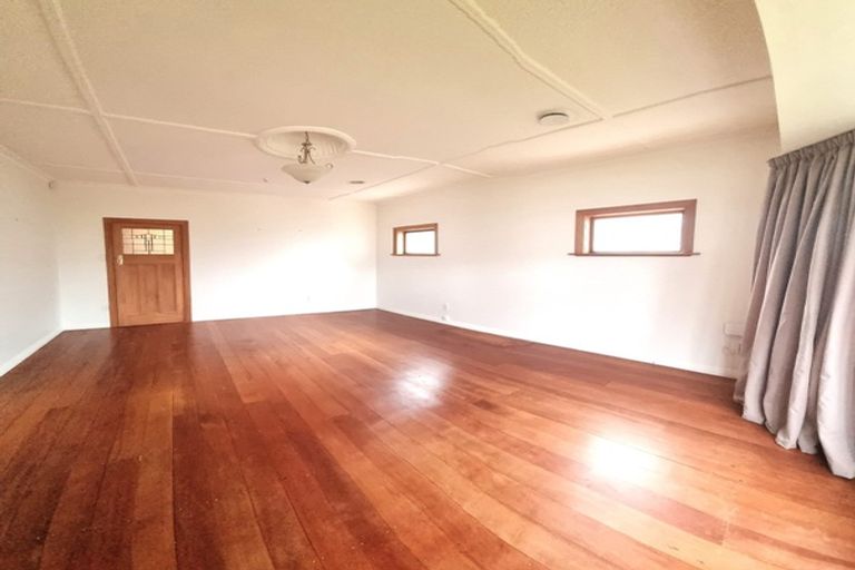 Photo of property in 122a Apu Crescent, Lyall Bay, Wellington, 6022