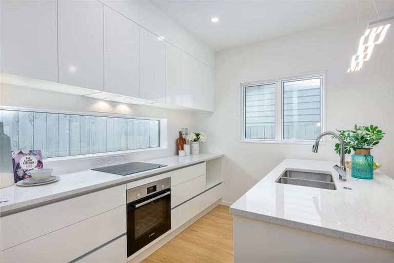 Photo of property in 3d Kingdale Road, Henderson, Auckland, 0610