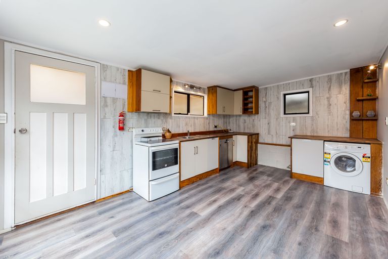 Photo of property in 70 Wade River Road, Stanmore Bay, Whangaparaoa, 0932