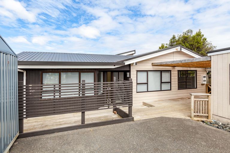 Photo of property in 70 Wade River Road, Stanmore Bay, Whangaparaoa, 0932