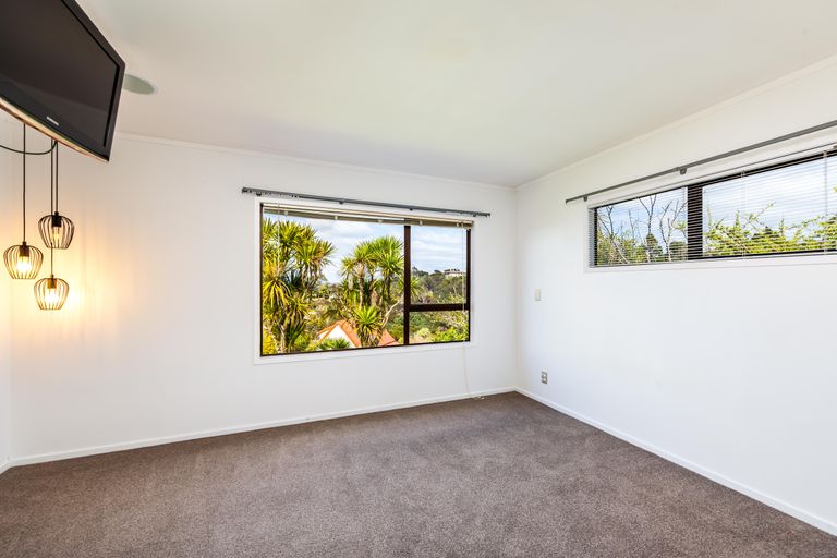 Photo of property in 70 Wade River Road, Stanmore Bay, Whangaparaoa, 0932