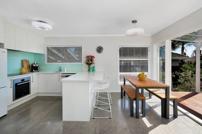 Photo of property in 17a St Michaels Avenue, Point Chevalier, Auckland, 1022