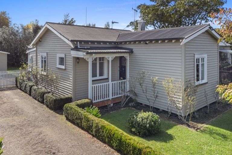 Photo of property in 27 Oxford Street, Fairfield, Hamilton, 3214