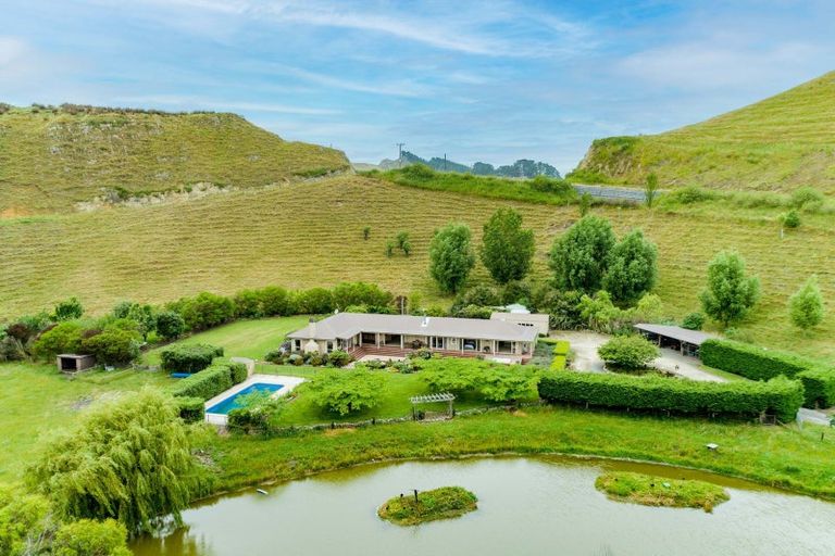 Photo of property in 11 Mangakuri Road, Kairakau, Havelock North, 4295