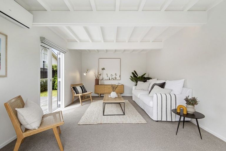 Photo of property in 2/5 Eversleigh Road, Belmont, Auckland, 0622