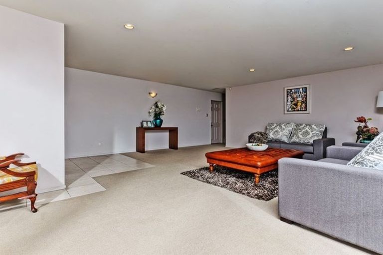 Photo of property in 77 Medallion Drive, Oteha, Auckland, 0632