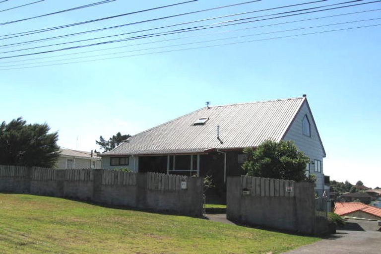 Photo of property in 2/901 East Coast Road, Northcross, Auckland, 0632