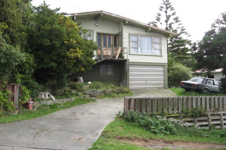 Photo of property in 5 Alwyn Place, Newlands, Wellington, 6037
