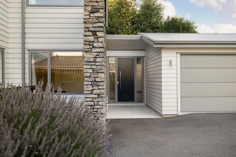 Photo of property in 23 Cedar Drive, Kelvin Heights, Queenstown, 9300