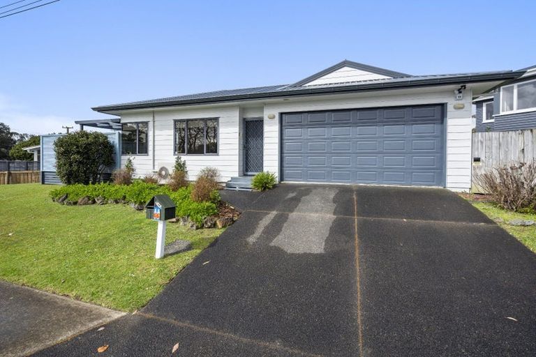 Photo of property in 4a Barron Drive, Green Bay, Auckland, 0604