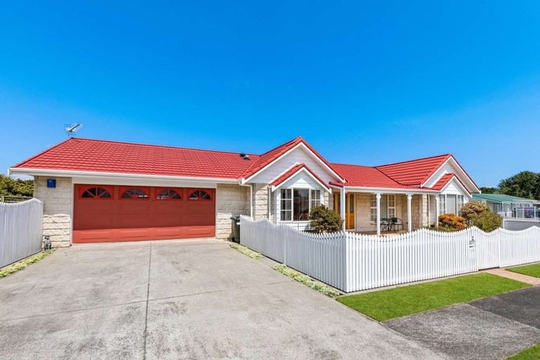 Photo of property in 2 Beech Place, Hawera, 4610