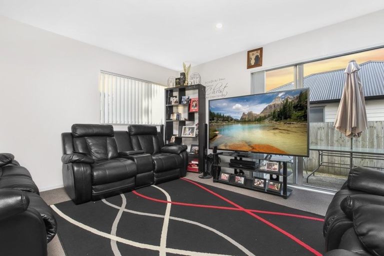 Photo of property in 98 Popokatea Drive, Takanini, 2112
