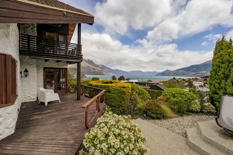 Photo of property in 9 Cypress Court, Kelvin Heights, Queenstown, 9300