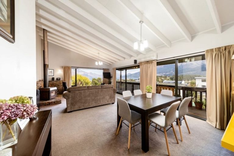 Photo of property in 18 Poplar Drive, Kelvin Heights, Queenstown, 9300